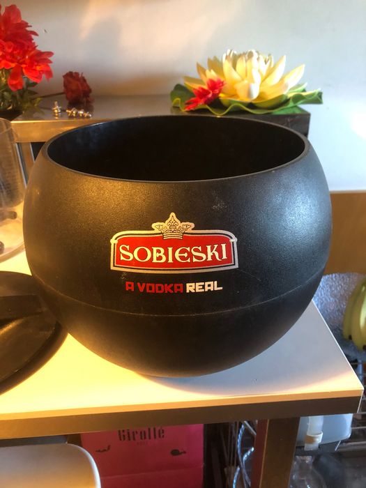 Frapes em plastico e inox e shakers e balde gelo