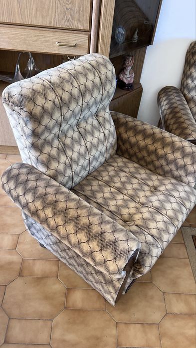 Vendo conjunto sofa dama e cadeirões