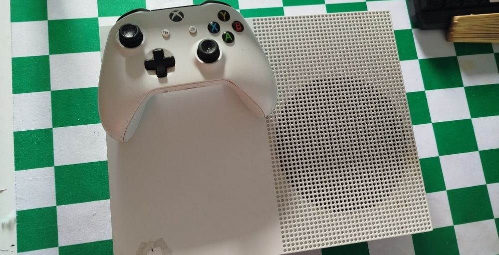 Xbox one s 1tb bardzo dobry stan