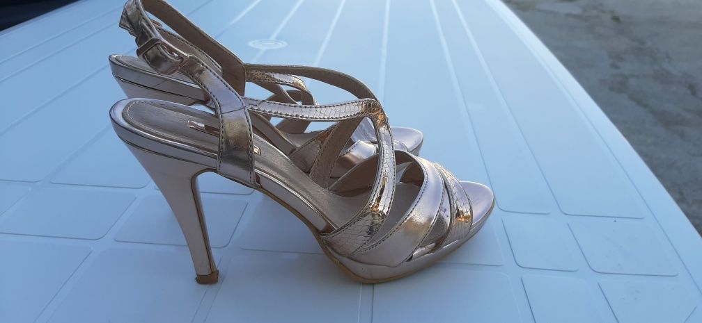 Sandalias douradas