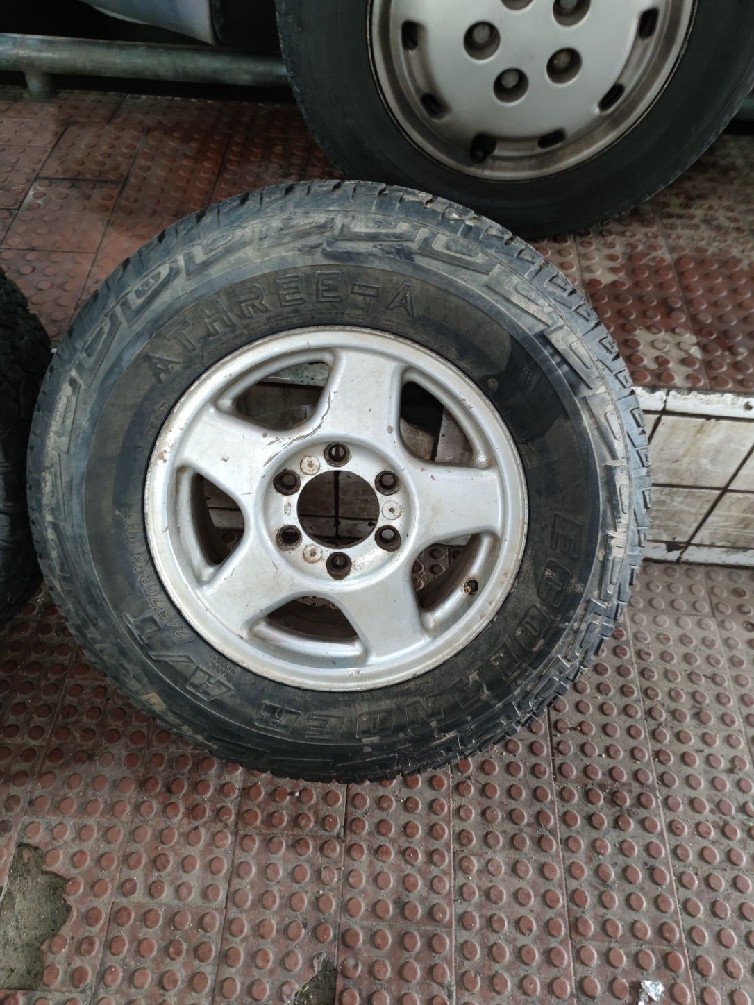 Vendo 4 jantes com pneus 245/70 R16