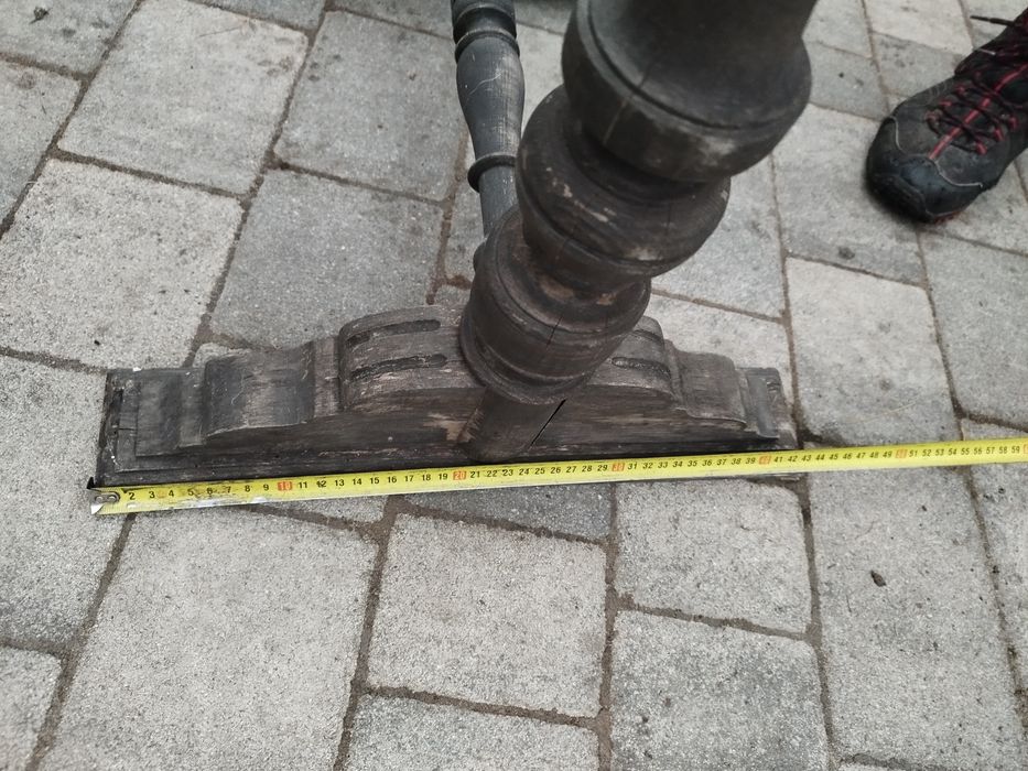 Rzeźbione nogi do szafki lub stołu