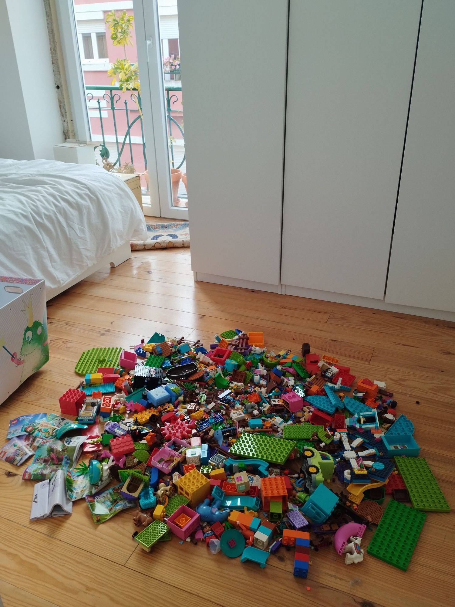 várias caixas de LEGO, LEGO Disney, LEGO Friends, LEGO Duplo