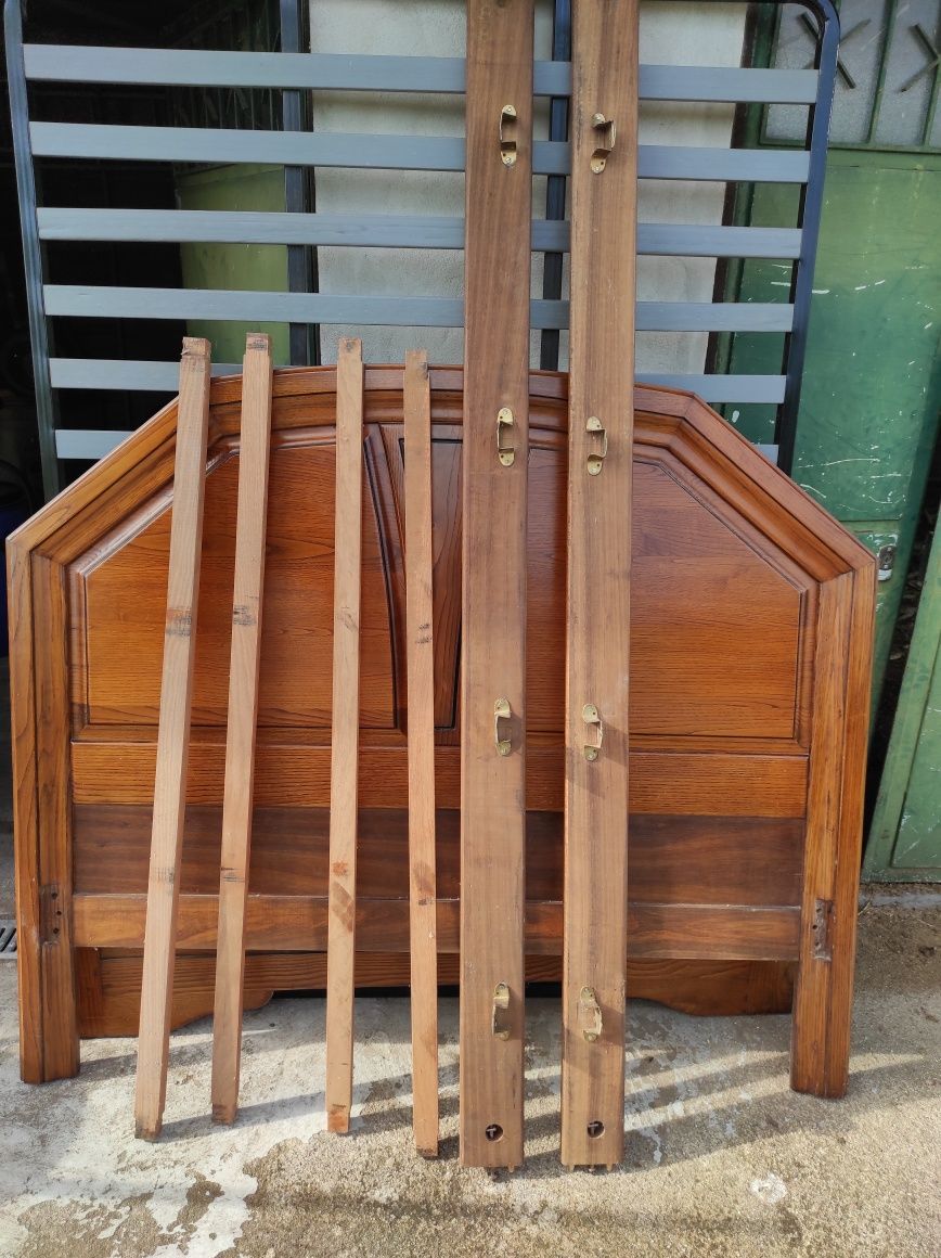 Cama de casal em castanho