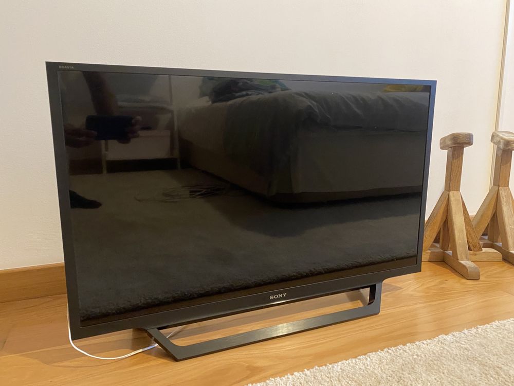 Televisão 32” Sony Bravia C/ pé e suporte de parede