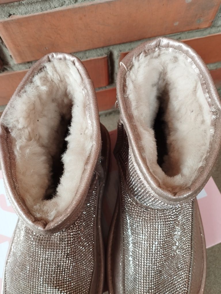 Натуральные угги со стразами UGG на овчине стелька 23,5 см