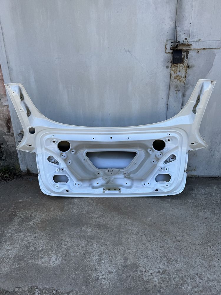 Кришка багажніка Tesla Model 3.Розборка