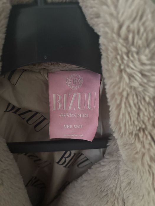 Bizzu bezowe futerko