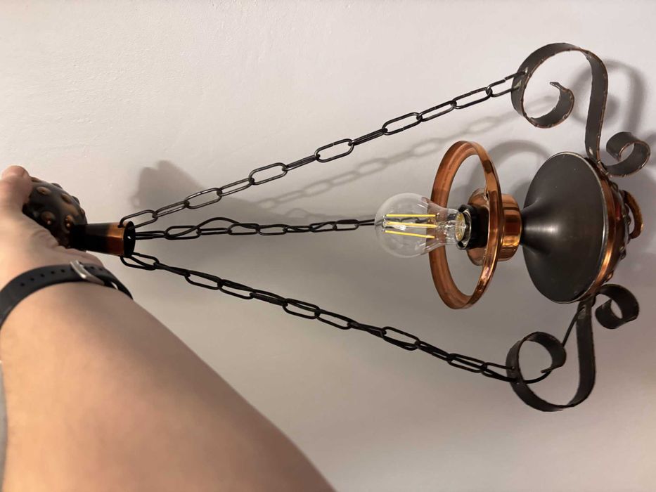 Żyrandol PRL - czarno- miedziany. Bez klosza. Sprawny.