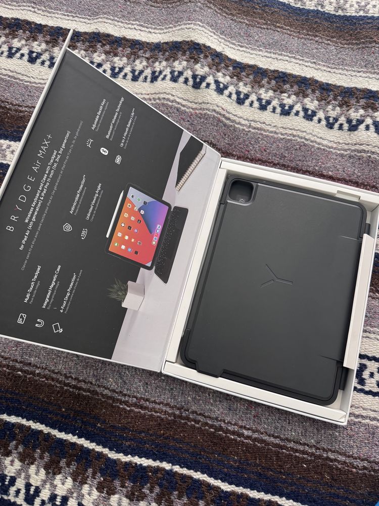 Ipad Air 4th gen, 64gig with durabel case & keyboard, light case & pen