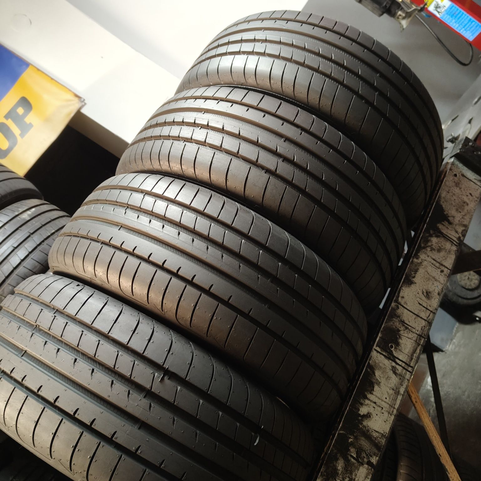 235/45/19 XL Sprzedam komplet opon letnich Goodyear