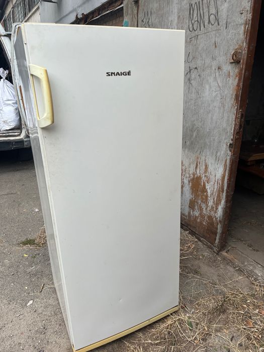 Продам 
Морозильну камеру Snaige, холодильник Samsung у робочому стані