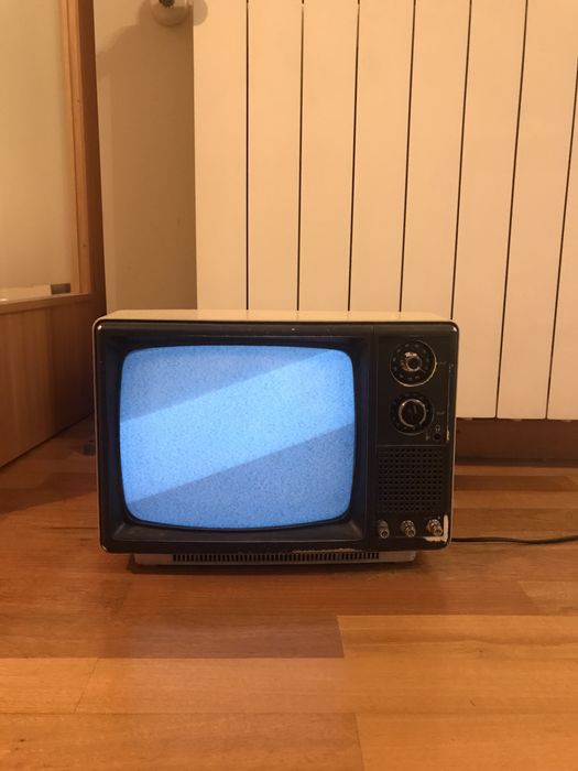 Televisao retro vintage a funcionar