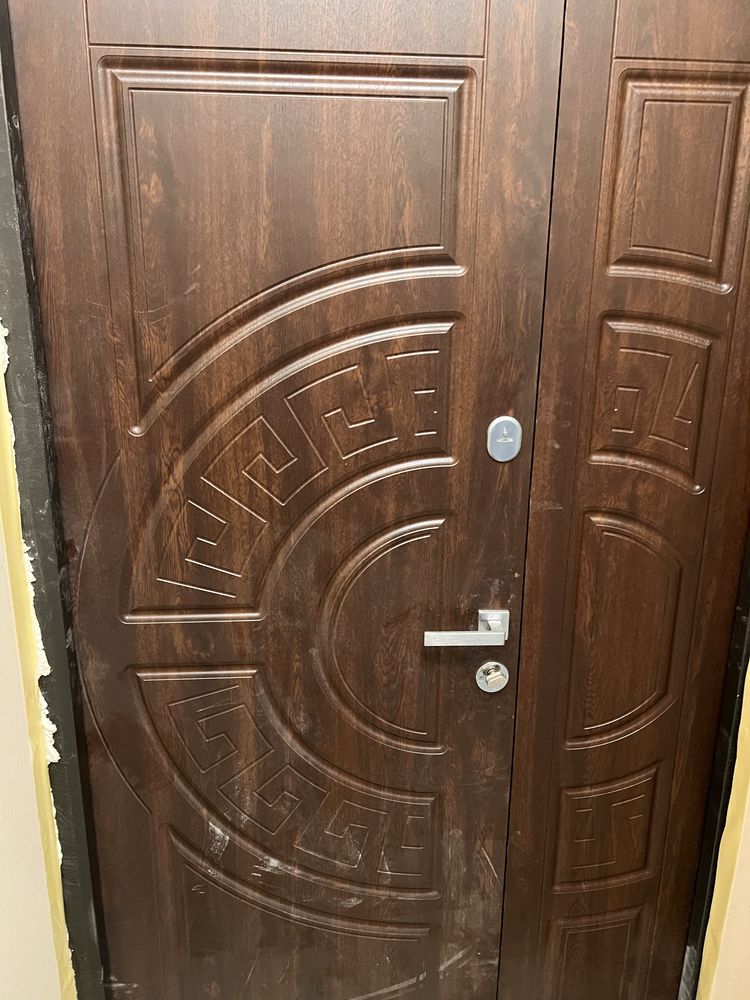 Двери входные, установка в ПОДАРОК.