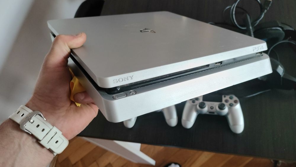 Konsola PS4 slim 2 pady 1tb słuchawki dysk kable zestaw