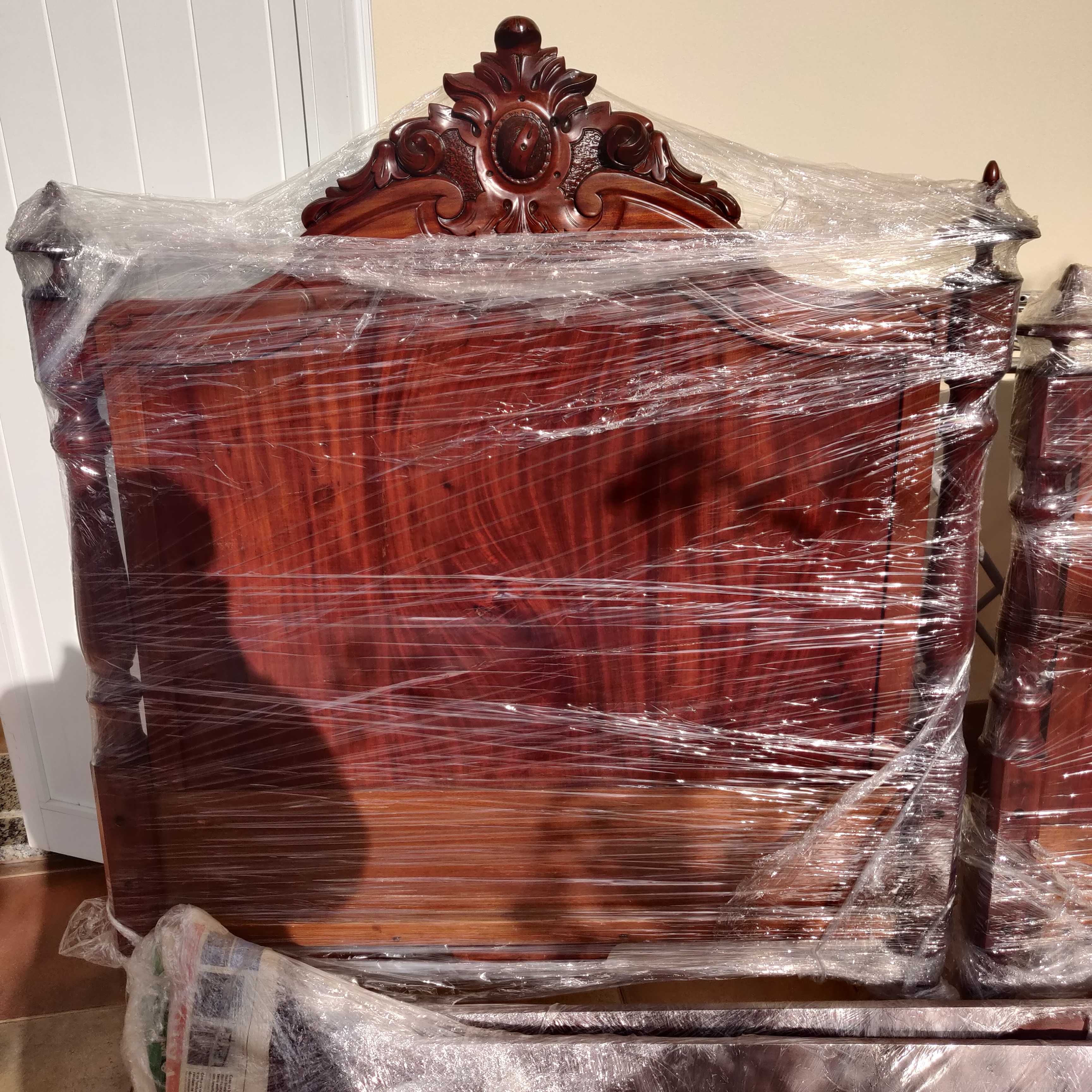 Cama de solteiro em madeira