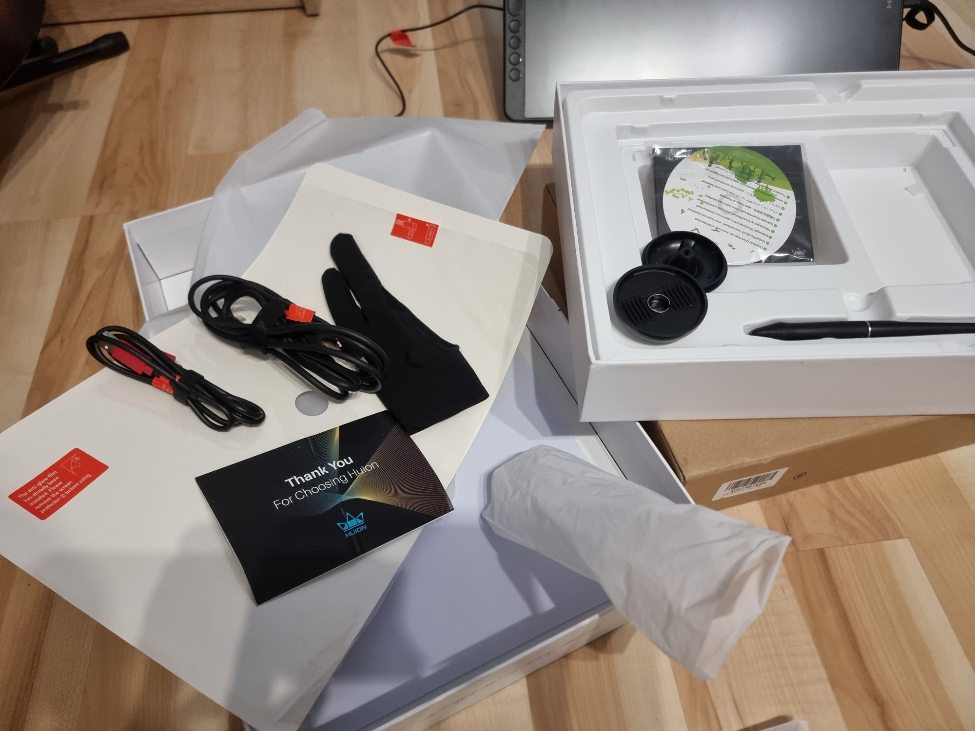 Tablet graficzny Huion Kamvas 16 (2021) gratis podstawka