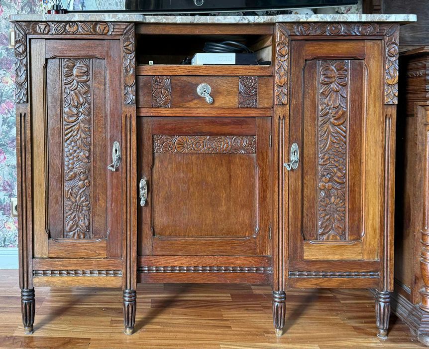 Antyczna komoda z marmurowym blatem – lite drewno, rzeźbienia