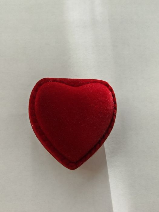 Złoty pierścionek zaręczynowy nowy