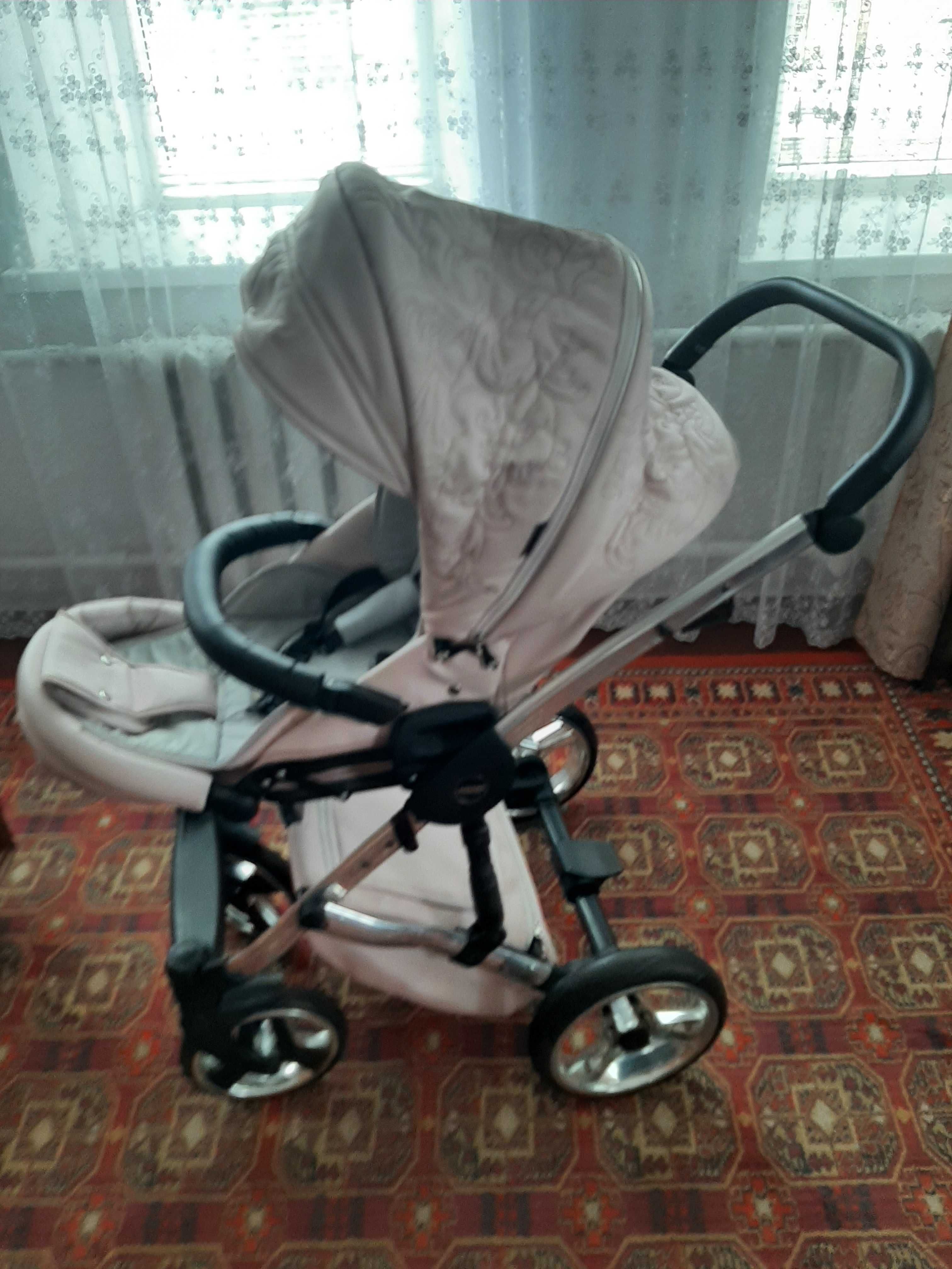 Продам детскую коляску JUNAMA 3 в 1.