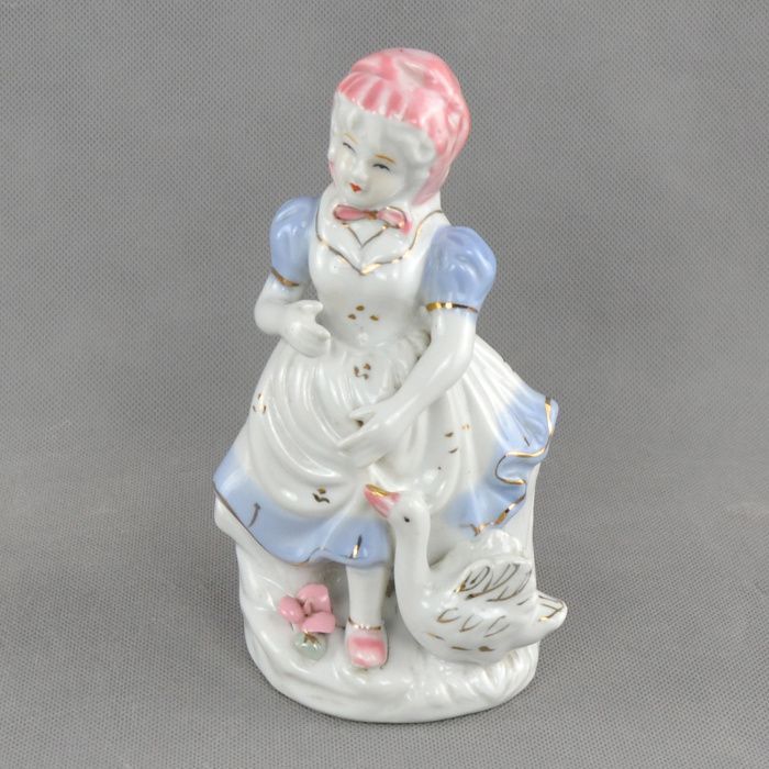Par de Figuras de menino e Menina em Porcelana da China
