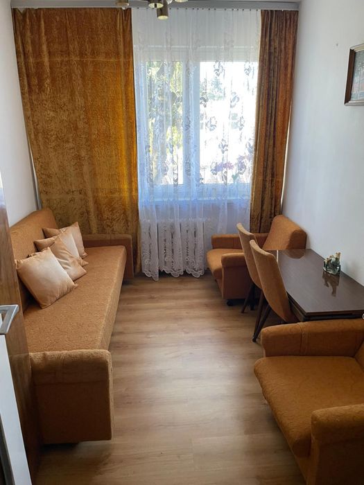 Mieszkanie dwupokojwe z dodatkowym korytarzem do remontu.