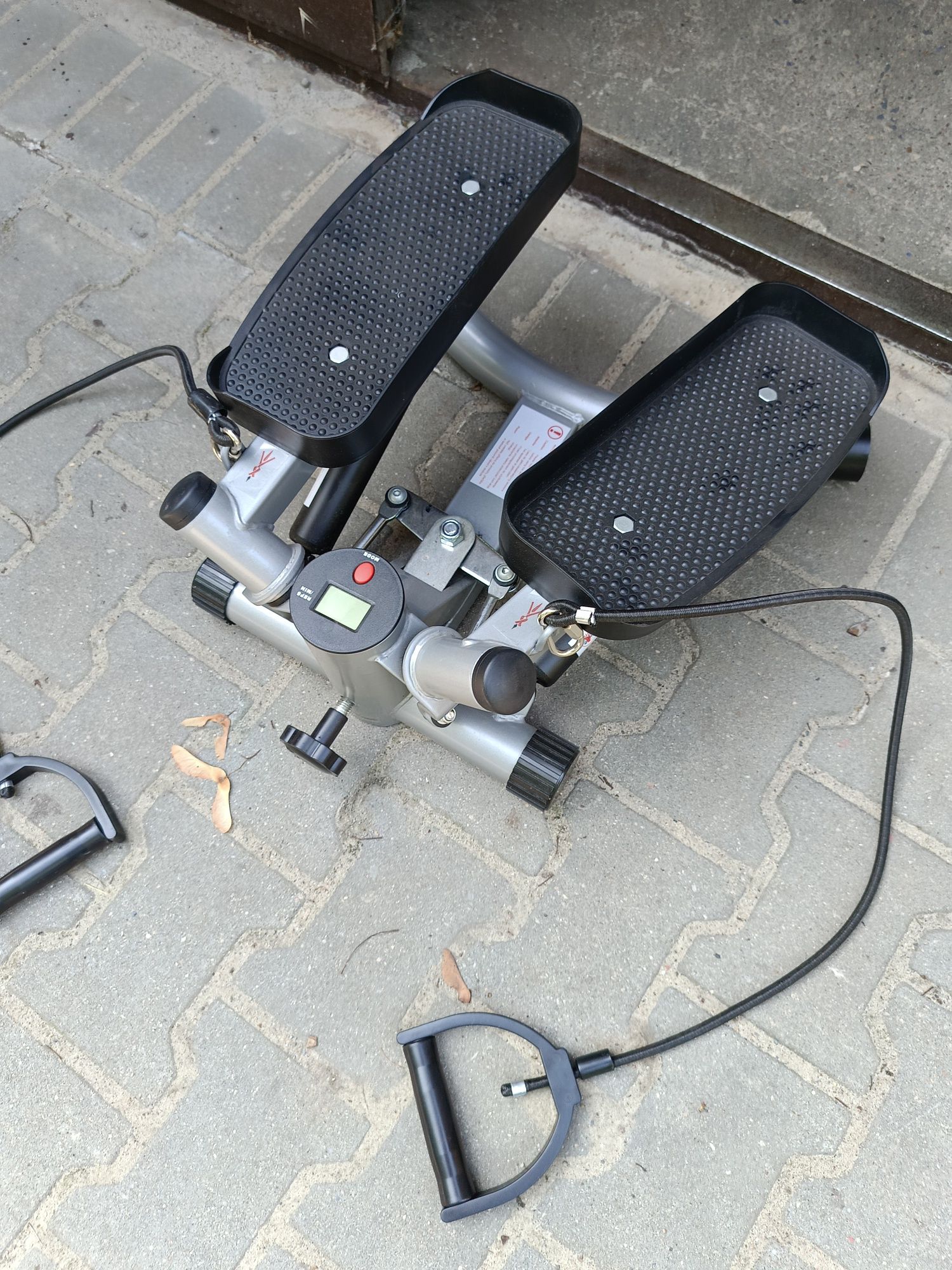 Mini stepper z linkami i licznikiem – sprzęt do ćwiczeń fitness