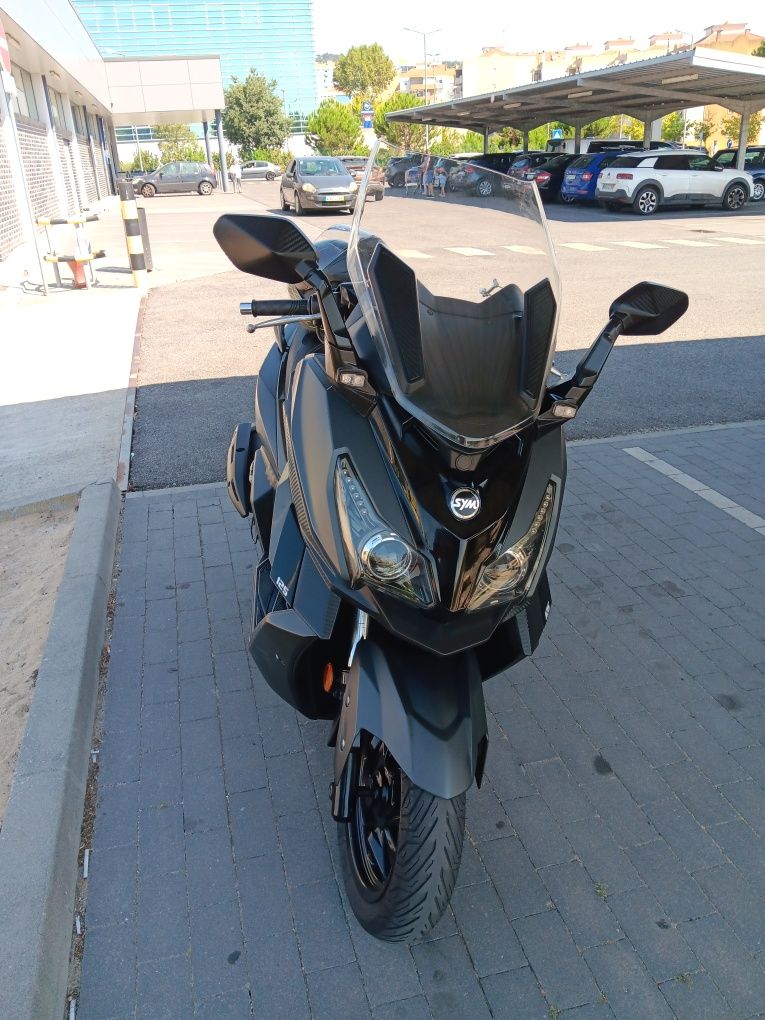 Moto cruisym125 scooter