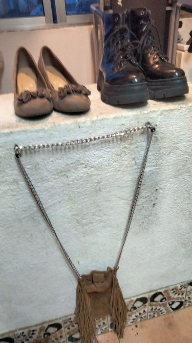 2 pares de sapatos e uma carteira