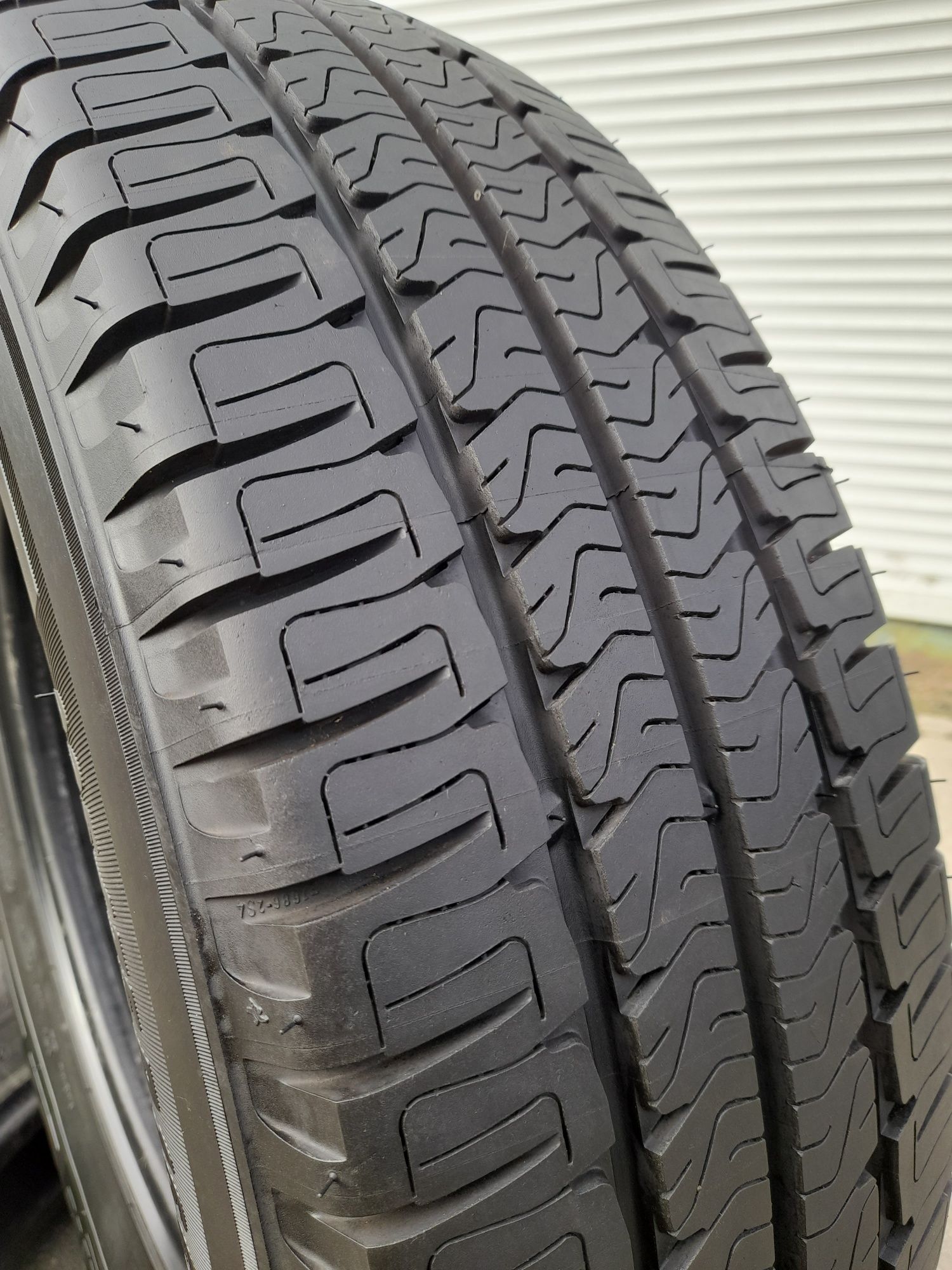 Продам комплект шин michelin 225/75/16c