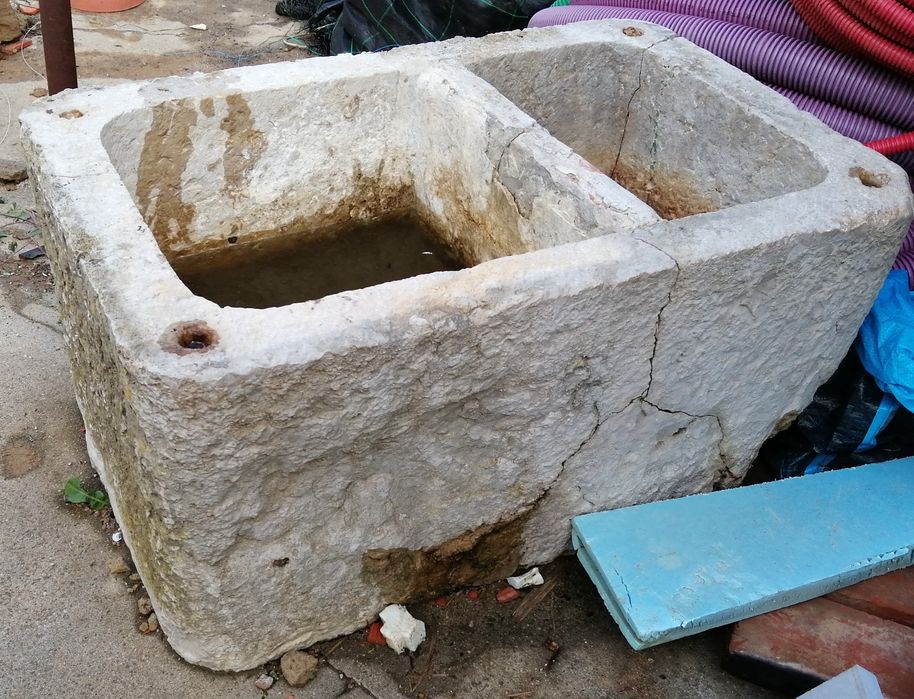 Pia em pedra dupla secular.