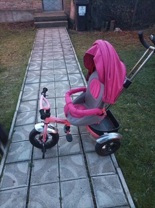 Велосипед-коляска для малої дитини.