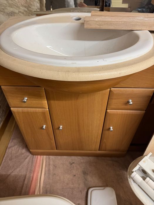 Móvel de casa de banho com lavatório e espelho