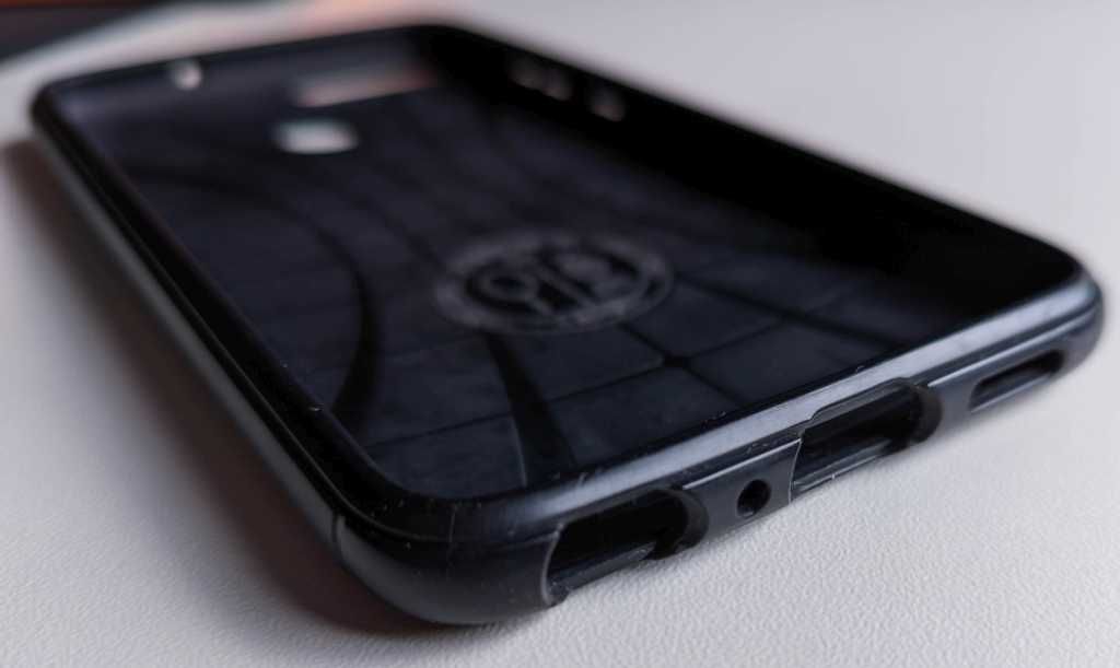 Etui Spigen Rugged Armor dla Huawei P Smart