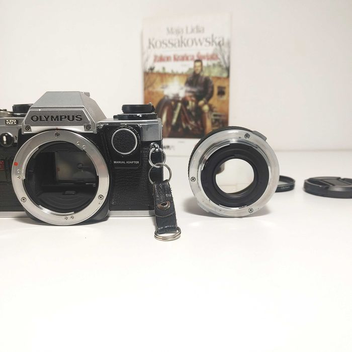 Lustrzanka analogowa OLYMPUS OM 10 z Zuiko 50 mm 1:1,8  maual adapter