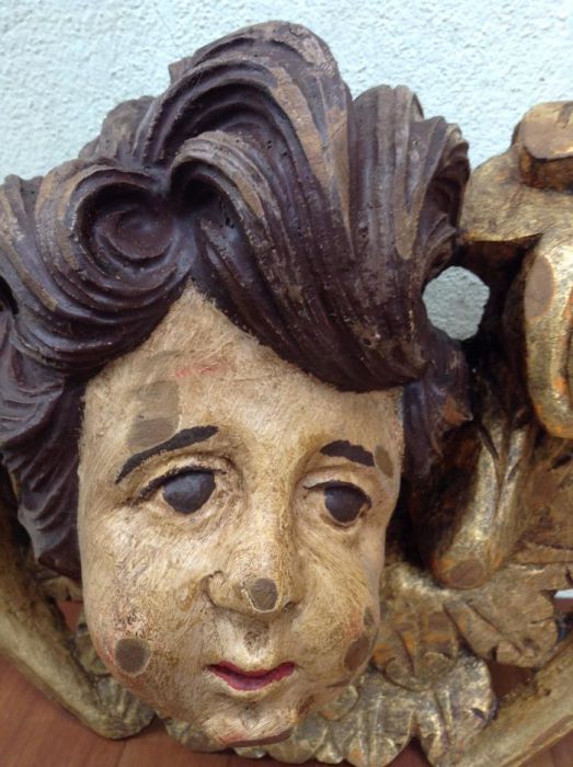 Par de imagens anjos em madeira de castanho com pintura a óleo/dourado