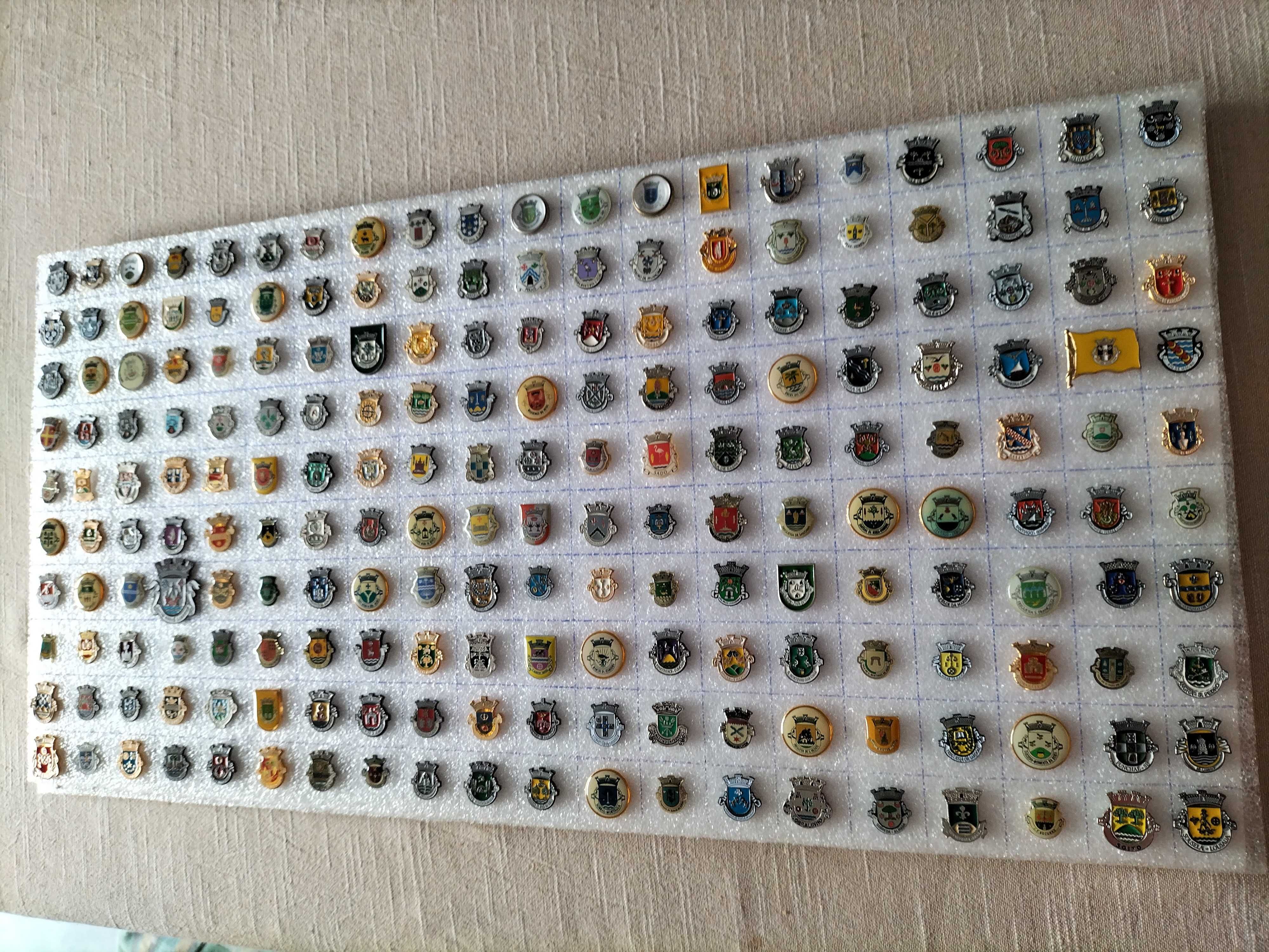 Fabulosa colecção de pins do tema heráldica portuguesa