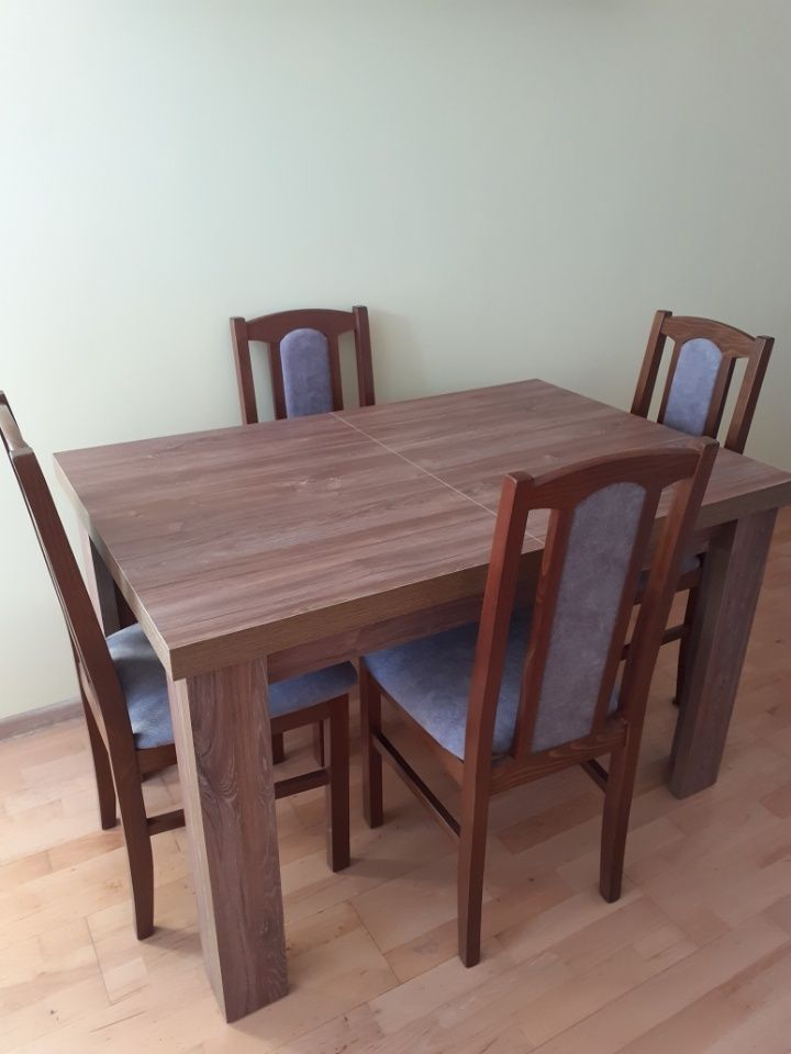 Stół rozkładany plus 4 krzesła