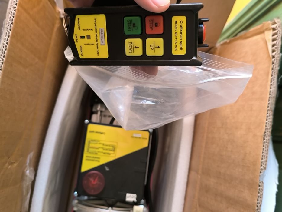 Guincho elétrico VEVOR 2200 lb, cabo de aço, 1600 W, 220 V, controle r