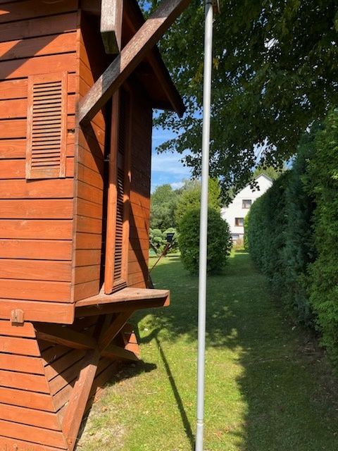 Plac zabaw z huśtawkami zjeżdżalnią i  piaskownica