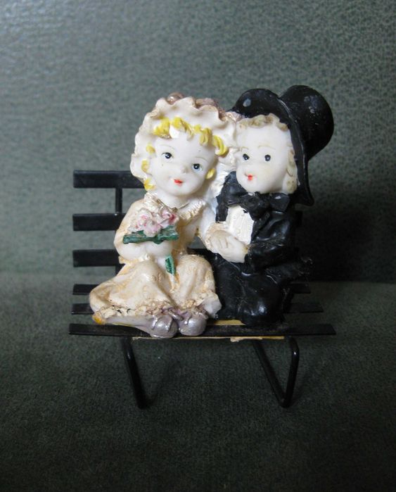 Namorados e Noivos na Banco de Jardim- 4 diferentes