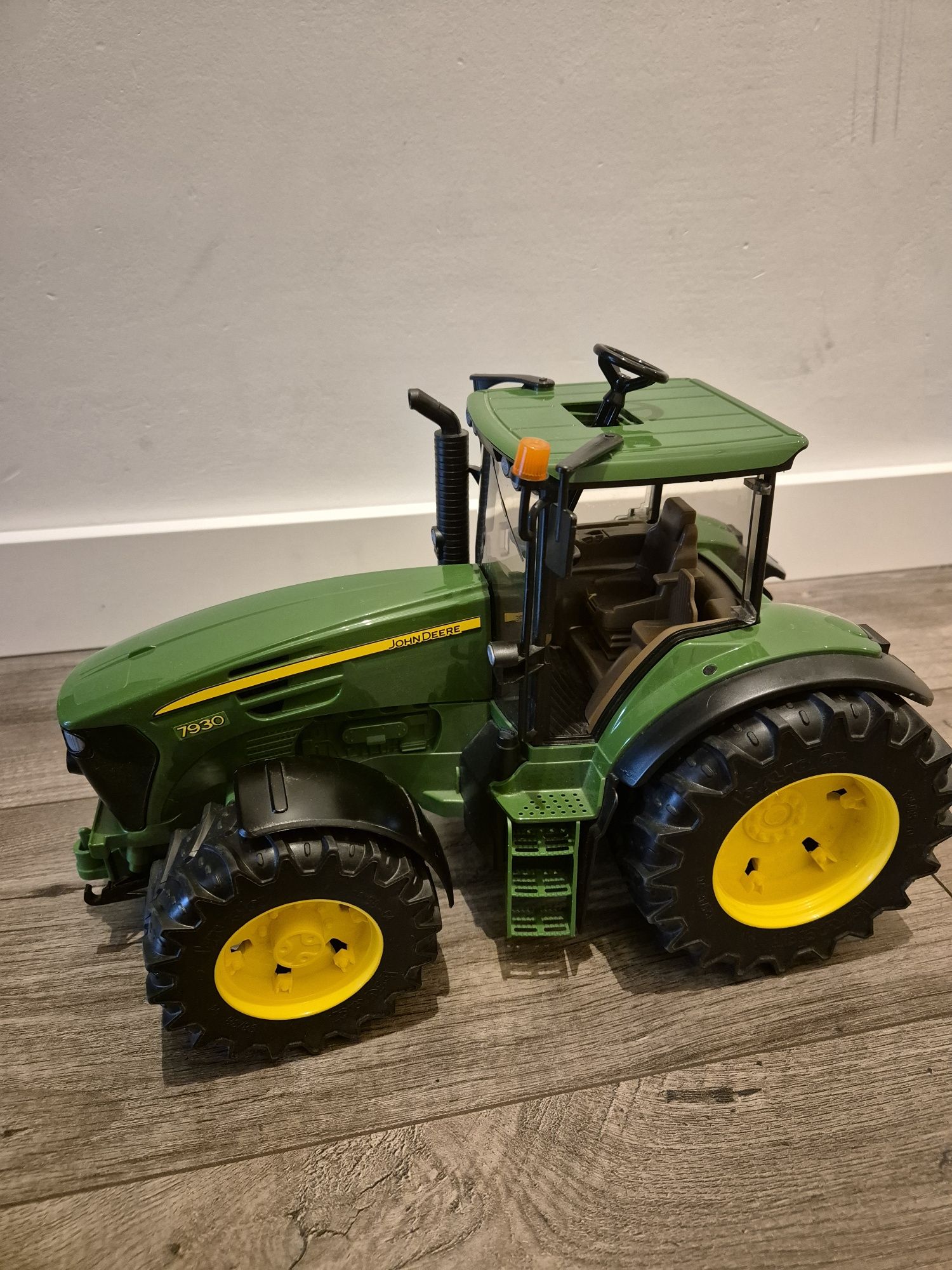 Traktor Bruder John Deere 7930