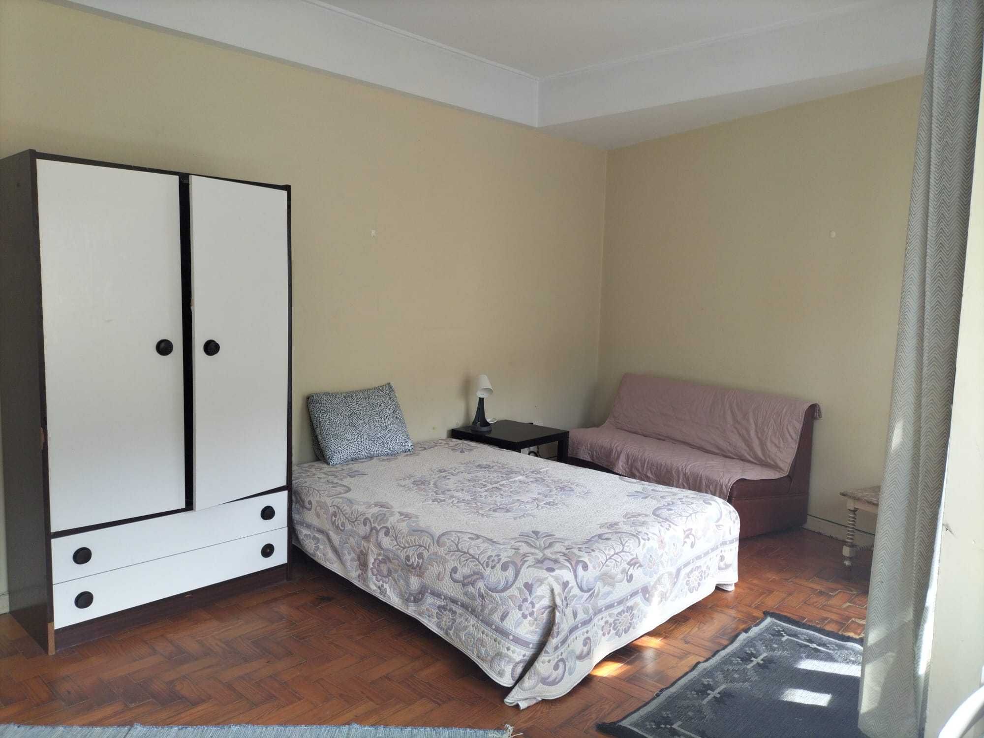 4 Quartos 350 € meninas estudantes R. Serpa Pinto/Continente