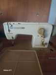 Máquina de costura antiga com móvel