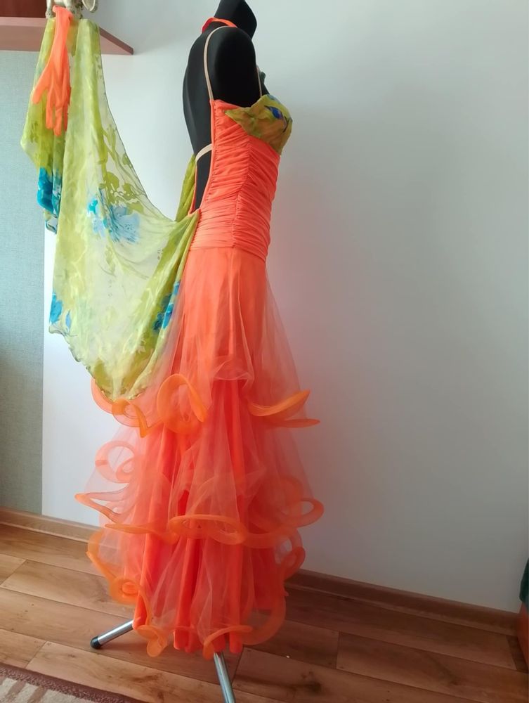 Sukienka taneczna do standardu elegancka i wygodna