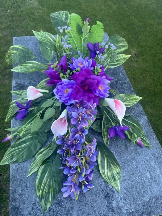 Kompozycja kwiatowa na cmentarz jakie amarylis diolet