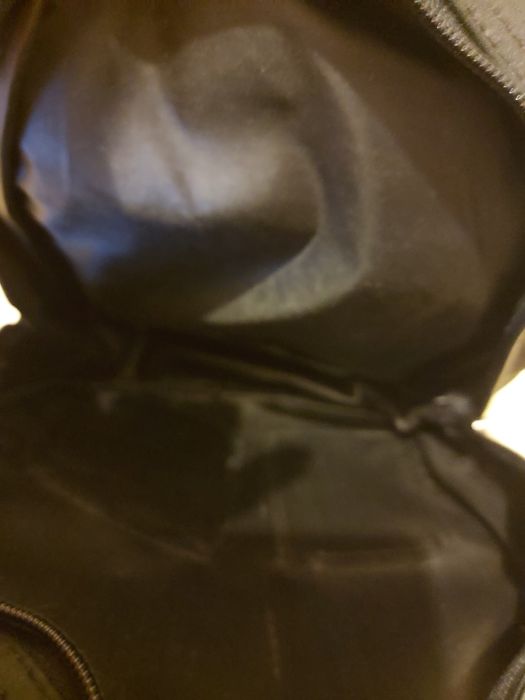 Mochila preta com alça.