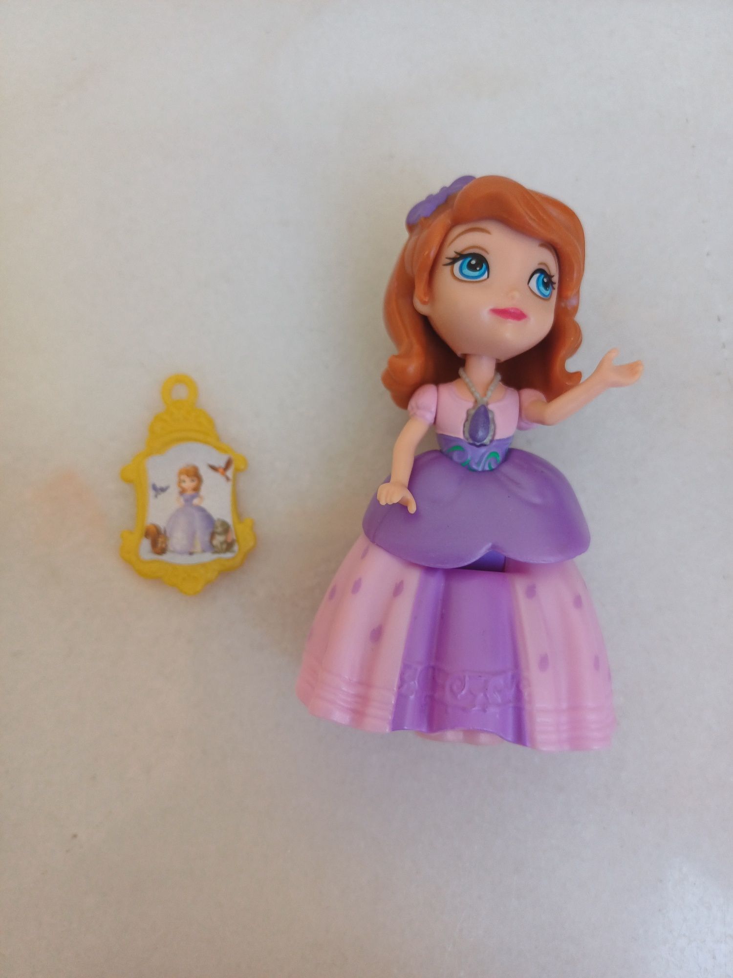 Boneca da princesa Sofia com emblema