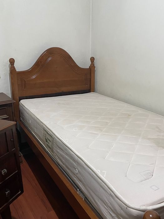 Mobilia de quarto usada (cama e mesinha de cabeceira)