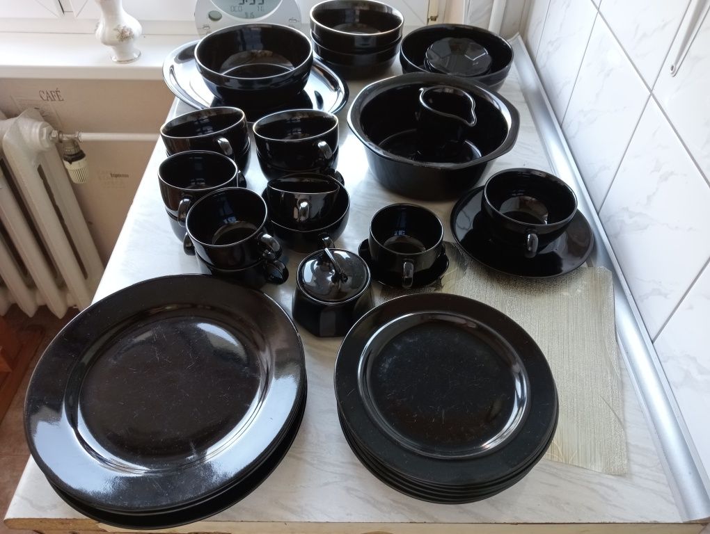Naczynia obiadowe ceramiczne  Czarne. Koniec lat 90 - tych.